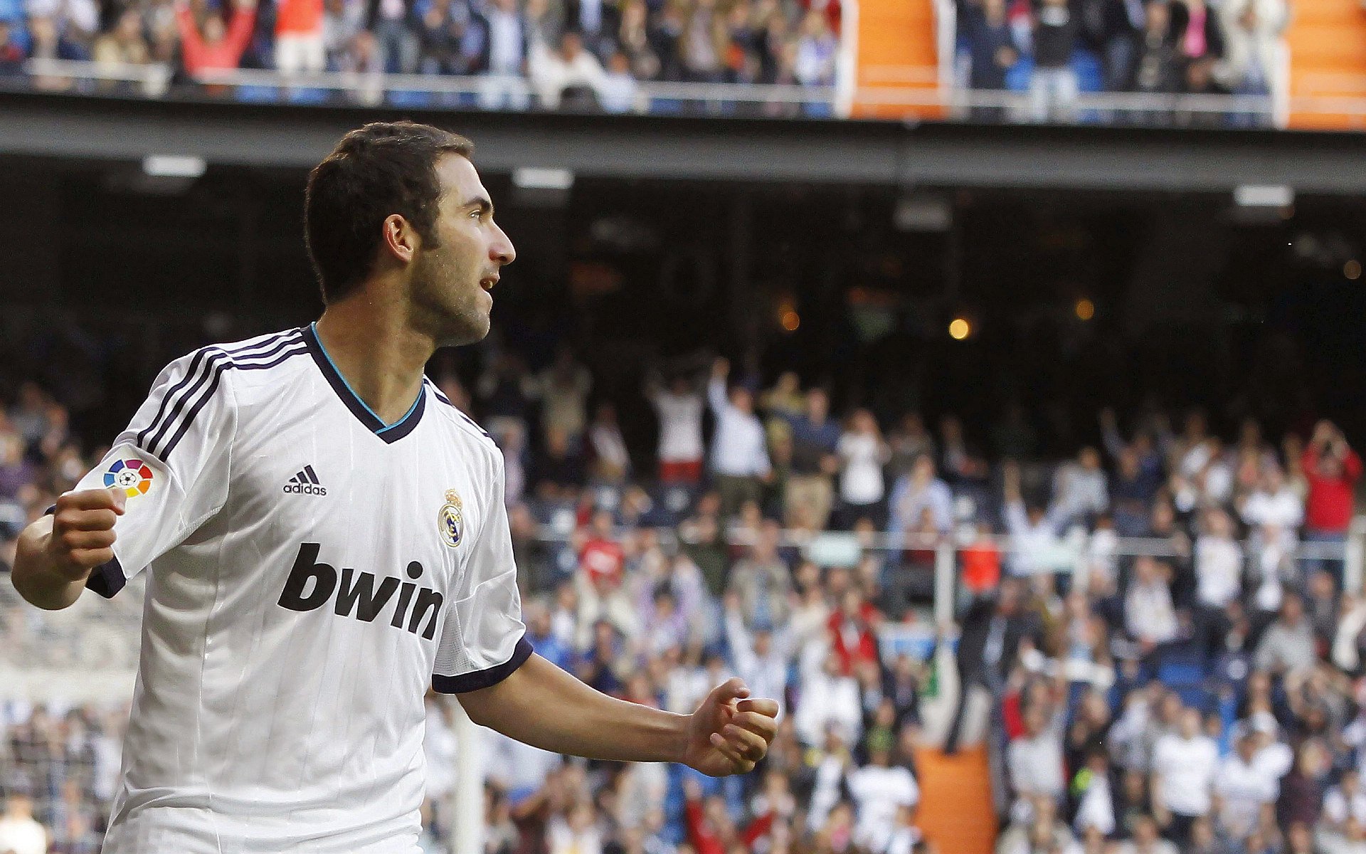 篮网前途光明！，阿扎伦卡新星战术调整表现突出赛场气氛高涨